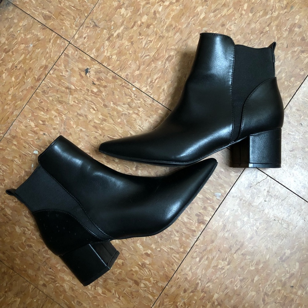 Lulu’s Black Pointed Toe Ankle Booties (5.5)